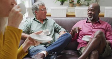 Evde kahve içen mutlu kadın ve erkek kıdemli arkadaş animasyonu. Emeklilik yaşam tarzı, arkadaşlarla kaliteli zaman geçirme.