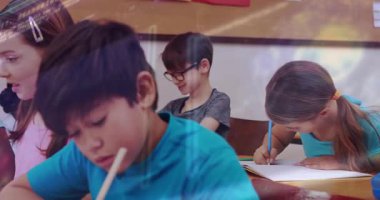 Not defterinde yazan öğrencilerin sınıftaki sarı kutunun yanında ders çalışmalarına odaklanıyorum. Öğrenme, eğitim, takım çalışması, konsantrasyon, sınıf, çocuklar, odaklanma