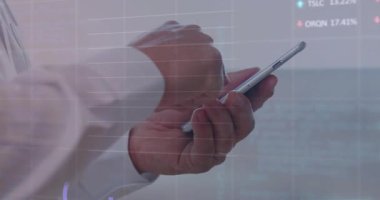 Üst düzey yöneticilerin akıllı telefonları dinlemesi ve analitik analizler için animasyon finans şemasını ortaya çıkarması. Teknoloji, veri, analitik, fütürist, profesyonel, görselleştirme, iş