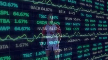 Basketbolcu yükselen finans verilerine tepki veriyor, topu yükseltiyor ve çizelgelerle smaç basıyor. Sporcu, dijital tabela, spor performansı, veri görselleştirme, enerjik, modern, dinamik