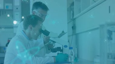 Genç bilim adamları laboratuvar mikroskobuna kayarak analiz için moleküler grafiklere rehberlik ediyor. Araştırma, yenilik, bilim, deney, keşif, kesinlik, teknoloji