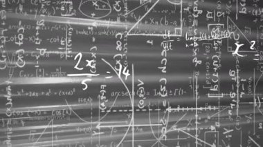 Yüzen denklemlerle başlayıp, formülleri matematik ekranına taşıyan kayan çizgilerle üstüste koy. Matematik, eğitim, dijital, soyut, görselleştirme, analitik, bilimsel