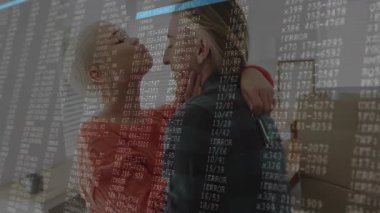 Taşınma sırasında kutuların yanında kucaklaşan çift, kaydırmalı teknoloji kodunu etkinleştiriyor sel sahnesini örtüyor. Romantizm, samimiyet, dijital, teknoloji, geçiş, bağlantı, şefkat