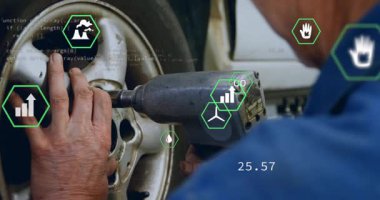 Kıdemli mekanik sıkıştırma anahtarı gevşetiyor. Bu arada AR simgeleri tork gösteriyorlar. Otomotiv, makine, yenilik, teknoloji, sanayi, onarım, sürdürülebilirlik