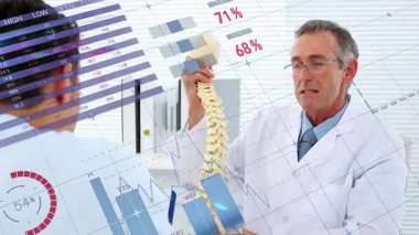 Veri örtüşüyor görünen hızlı doktor omurga modelini değiştiriyor, grafikler teşhis koyuyor. Tıbbi, teknoloji, analiz, araştırma, sağlık, görselleştirme, profesyonel