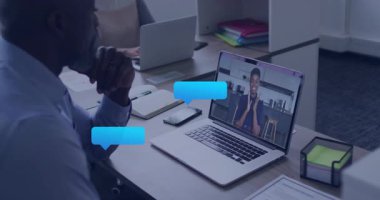 İş adamı, iş arkadaşıyla sohbet etmek için görüşmeyi başlatıyor. Laptopun etrafında sohbet baloncukları oluşuyor. İşbirliği, iletişim, dijital, profesyonel, çalışma alanı, teknoloji, ağ