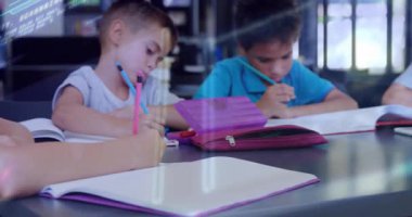 Sınıftaki kütüphaneci kız sınıfa girip derslere girdiğinde elinde kalem kılıflarıyla defter tutan çocuklar. Öğrenciler, öğrenim, eğitim, eğitim, konsantrasyon, işbirliği, çevre