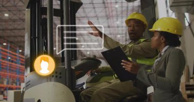 Animasyon sohbet simgesi beliriyor ve erkek forklift 'i çalıştırıyor ve kadın da yükleme bilgilerini inceliyor. İşbirliği, lojistik, iletişim, sanayi, üretkenlik, teknoloji, takım çalışması