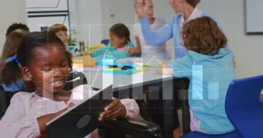 Öğretmenin elini kaldırması öğrencilerin tableti tıklamaktan eğitimde kağıt katlamaya geçmesine neden oluyor. İşbirliği, çeşitlilik, yenilik, öğrenme, yaratıcılık, sınıf, takım çalışması