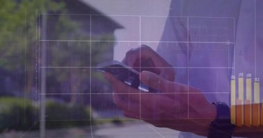 Akıllı telefonları dinleyen bir adam var. Yükselen bar çizelgeleriyle üç boyutlu teknoloji şebekesi oluşturuyor. Sonra da zayıflıyor. Futuristik, analitik, görselleştirme, iş, yenilik, dijital, teknoloji