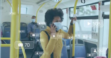 Otobüs akıllı telefonlara konuşan ve ölçümleri yükselten kadınlar etrafında sosyal medya simgeleri oluşturuyor. Kentsel, ulaşım, teknoloji, iletişim, bağlantı, sosyal medya, modern