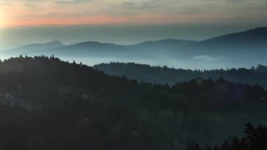 Sol ufuk çizgisinde beliren küre, kıvılcım saçan güneş tepelere tırmanıyor, sisi ve mercekleri aydınlatıyor. Puslu, gündoğumu, panoramik, atmosferik, sakin, manzaralı, doğal