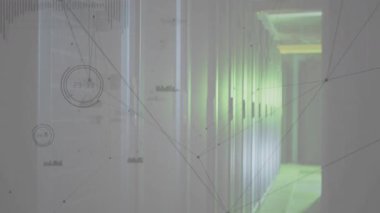 Veri akışını görselleştirmek için bağlanan karartılmış ağ düğümleri üzerinde kaplanan kabinler dizili koridor. Teknoloji, veri, bağlantı, altyapı, siber güvenlik, yenilik, dijital