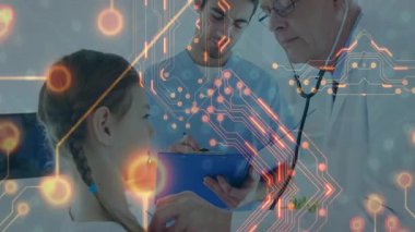 Doktor steteskop yerleştiriyor. Sağlık devrelerinin ortasında hayati göstergeleri kontrol ediyor. Sağlık, teknoloji, tanı, yenilik, profesyonellik, hastane, dijital