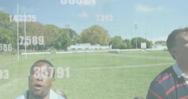 Gelen top fırlatma ragbi oyuncularının saha verilerini kaplamaları parlayan sıçrama toplarını güvene almaları. Atletizm, rekabet, takım çalışması, atletizm, açık hava, dayanıklılık, strateji