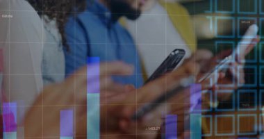 İş arkadaşları veri analizi sırasında telefonları dinliyor ve animasyon bar çizelgeleri ve ızgara hatları oluşturuyorlar. İşbirliği, teknoloji, analiz, analitik, veri görselleştirme, modern, iletişim