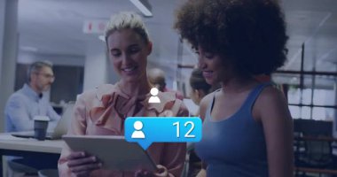 İşletme analizlerinde yükselen kullanıcı sayısına işaret eden akranlarıyla tableti tıkırdatan sarışın kadın. İşbirliği, takım çalışması, dijital, modern, profesyonel, teknoloji, ilişki