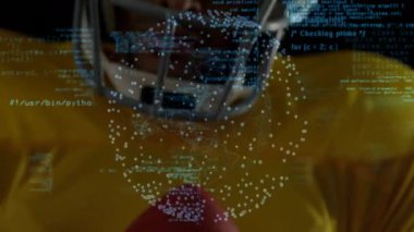 Futbol oyuncusu topu maskenin altında tutuyor ve suratı deniz mavisi kodlu kask takan sürücü teknolojisi kullanıyor. Spor, siber güvenlik, yenilik, dijital, veri, teknoloji, atletizm