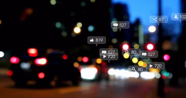 Bulanık alacakaranlık ışıkları hareketli sosyal medya simgelerinin yükselişini, solgunlaşmasını görselleştiriyor. Kentsel, dijital, canlı, dinamik, analitik, teknoloji, bağlantı