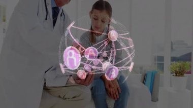 Doktor tableti tıkırdatıyor ve hasta öne eğiliyor. Holografik tıbbi ağı döndürüyor. Tıbbi, teknoloji, yenilik, eğitim, sağlık, görselleştirme, dijital