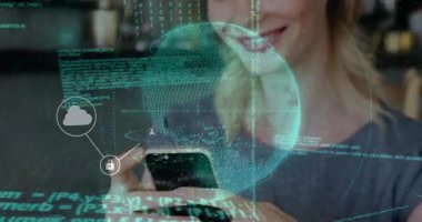 Telefonu dinleyen, holografik küreyi başlatan ve kullanıcı aygıtı simgeleriyle bulut ağı kuran kadın. Teknoloji, bağlantı, dijital, gelecek, işbirliği, yenilik, iletişim