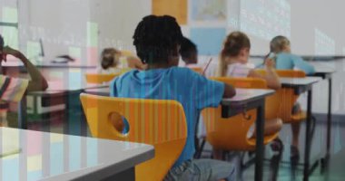 Kamera sınıfa yayılıyor. Yazma ödevi. Sonra ön sırada oturan çocuk not defterini kameraya gülümsüyor. Gençlik, eğitim, sınıf, öğrenme, takım çalışması, arka plan, çeşitlilik