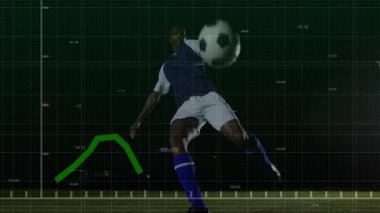 Erkek futbolcu ağırlık değiştirip topa vururken yeşil grafik spor analizi için animasyon yapıyor. Sporcu, hareket, hız, çeviklik, performans, dijital, eğitim