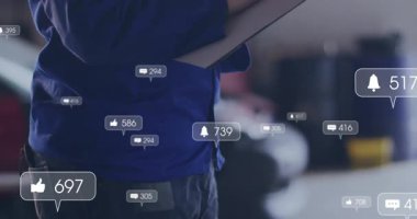 Çan simgesi yüzen simgelere sebep olurken, kadın oto tamirhanesinde pano izleme metrikleri tutuyor. Profesyonel, izleme, analitik, endüstriyel, modern, gösterge paneli, üretkenlik