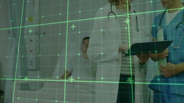 Hastanedeki hasta değişiminden sonra, doktor ve hemşire hasta değerlendirmesi için çizelgeyi gözden geçiriyorlar. Sağlık, takım çalışması, profesyonellik, tıbbi, klinik, hastane, teşhis