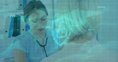 Doktor steteskop yerleştiriyor hologram örtüşmesine neden oluyor. Hastanın hayati değerlerini analiz ediyor ve nefes alıyor. Sağlık, teletıp, fütüristik, tanı, teknoloji, tıbbi, analiz