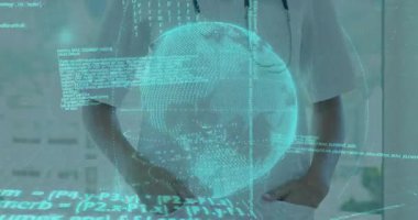 Hologram kenara çekilirse, kadın doktoru dönen dünya olarak gösteriyor. Şifreli sağlık teknolojisi. Gelecekçi, yenilikçi, tıbbi, dijital, profesyonel, teknoloji, sağlık hizmetleri