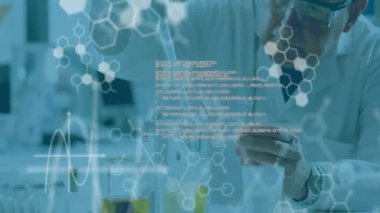 Laboratuar bilimcisi, moleküler kod akışlarıyla deney yapmak için pipete uzanıyor. Araştırma, yenilik, kesinlik, tanı, teknoloji, kimya, laboratuvar