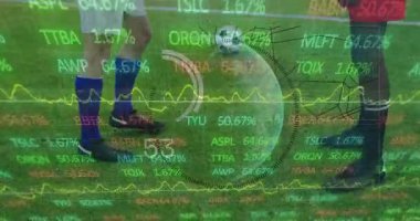 İki futbolcu, HUD 'nin yüzdeleri ve hologramları göstermesinin ardından maç öncesi tokalaşmayı sahada sallıyor. Spor, takım çalışması, rekabet, teknoloji, analitik, atletik, zafer