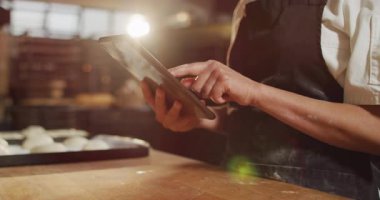 Tablet kullanan Asyalı fırıncı kadın ellerinin animasyonu. Pastanede çalışmak, bağımsız küçük işletme.