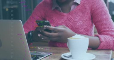 Kafede akıllı telefonları kaydıran bir kadın güvenlik kodunu başlatıyor ve riskleri izliyor. Teknoloji, siber güvenlik, dijital, profesyonel, modern, konsantrasyon, çalışma alanı