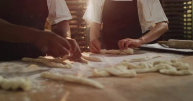 Çeşitli kadın ve erkek fırıncıların hamur işlerini hazırlayan ellerinin canlandırılması. Pastanede çalışmak, bağımsız küçük işletme.