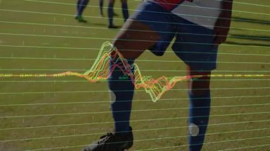 Kamera, bayan futbolcunun spor analitiği ile topu dengelediğini gösteriyor. Atletik, takım çalışması, dinamik, canlı, fitness, rekabet, açık hava