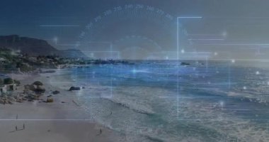 HUD örtüsü görünürde kaybolurken, İHA koyda süzülüyor, dalgalar kıyı gözlemi için dönüyor. Hava, sahil, gözetleme, teknoloji, manzara, deniz, keşif