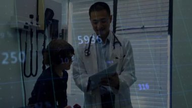 Doktor tıbbi notları dijital istatistikler olarak değerlendiriyor. Çocuk panoyu işaret ediyor. Sağlık, pediatri, dijital, danışma, profesyonellik, eğitim, teknoloji