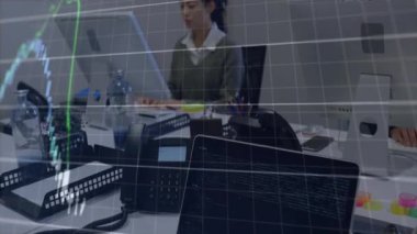 Candlestick grafiğini yazan ve izleyen ofis arkadaşları, finans için dalgalanan animasyon çizelgesini örtüyor. İşbirliği, analitik, profesyonellik, teknoloji, veri, takım çalışması, üretkenlik