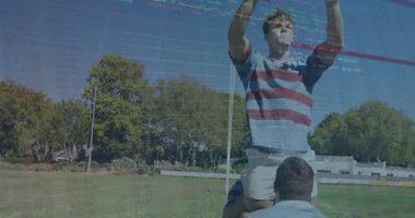 Rugby takımı kaldırıcıyı çalıştırıyor ve sahada yükseltiyor, finansal grafikleri canlandırıyor topu yakalıyor. Sporcular, takım çalışması, dinamik, açık hava, rekabetçi, hareketli, spor