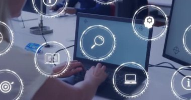 Laptop 'ta dizüstü bilgisayarda yazan olgun bir kadın mezuniyet şapkası simgeleri dizüstü bilgisayarda gezinirken araştırma gösteriyor. Teknoloji, yenilik, işbirliği, üretkenlik, dijital, çalışma alanı, öğrenme