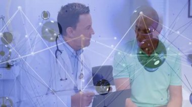 Doktor bilgisayarı girip açıyor, sağlık verilerini inceliyor ve hastalara sonuçları açıklıyor. Tıbbi, sağlık, teletıp, dijital, profesyonel, danışma, tanı