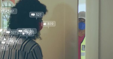 Kadın ön kapıyı açıyor, e-ticaret simgeleri dalgalanırken kuryenin paketi vermesine izin veriyor. Müşteri hizmetleri, dağıtım, etkileşim, ev, iletişim, dijital, güvenlik