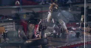 Dişi kaynakçı meşaleyi yakalıyor ve kaynak yapmaya başlarken HUD endüstriyel verileri gösteriyor. Sanayi, zanaat, teknoloji, kesinlik, güvenlik, yenilik, üretim