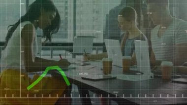 İş analistleri dizüstü bilgisayarlarda buluşmaya başlıyor, yeşil çizgi çizelgesinin masanın üzerinde bisiklet sürdüğüne dikkat çekiyor. İşbirliği, yenilik, veri görselleştirme, takım tartışması, kurumsal, modern, üretkenlik