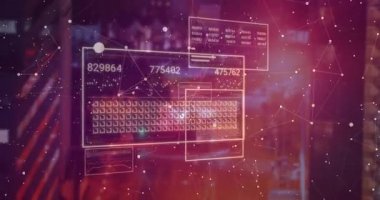 Bulanık neon yol panelleri üzerinde görünen holografik arayüz kayıyor, görüntüyü güncelleyen sayısal etiketler. Etkileşimli, gelecekçi, dijital, yenilik, teknoloji, görselleştirme, ağ