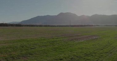 Şekil değiştiren kırmızı çizgi çimenli arazi dağlarındaki pazar eğilimlerini gösteriyor. Peyzaj, yatırım, teknoloji, finans, kırsal, yenilenebilir, büyüme