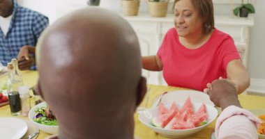 Afro-Amerikan ailesinin evde yemekten önce dua edişinin animasyonu. Aile, birliktelik ve evde kaliteli zaman geçirme.