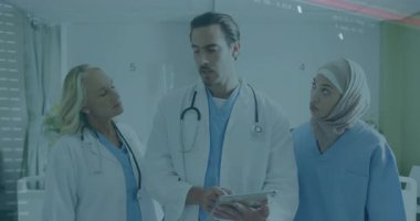 Tıbbi ekip hastane odasında tablet tutarken sayısal örtüşmeler hastalara rehberlik ediyor. Tıbbi, sağlık, takım çalışması, dijital, veri, profesyonellik, klinik